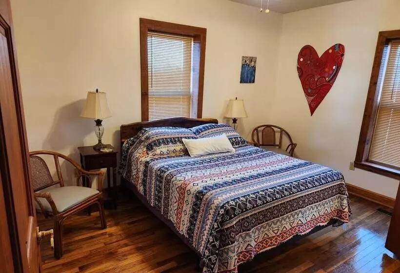 Historic Farmhouse On 7 Acres W/ Stellar View!