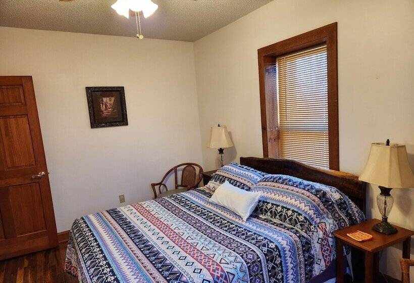 Historic Farmhouse On 7 Acres W/ Stellar View!