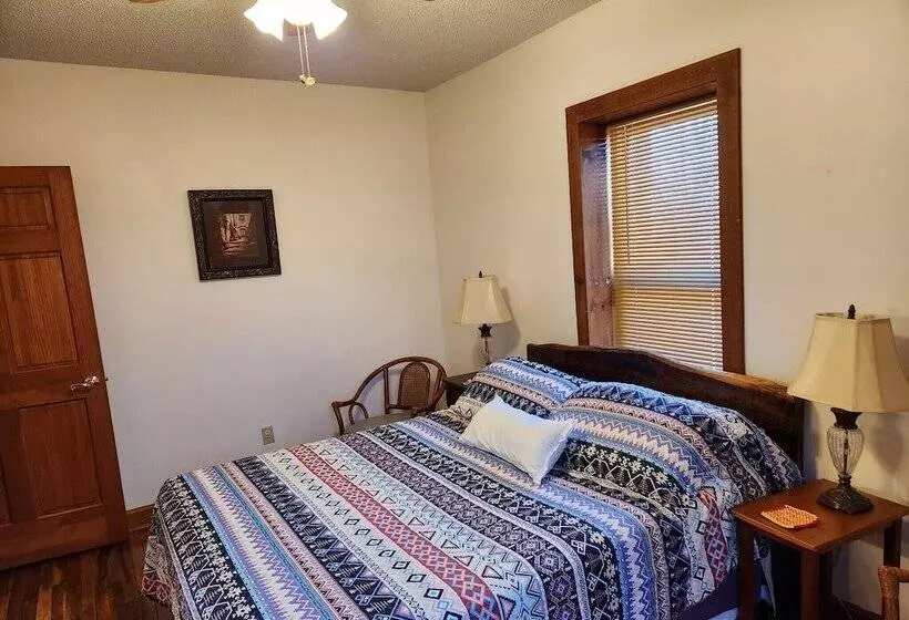 Historic Farmhouse On 7 Acres W/ Stellar View!