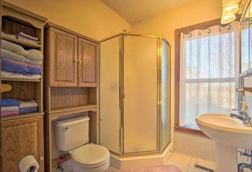 Historic Farmhouse On 7 Acres W/ Stellar View!