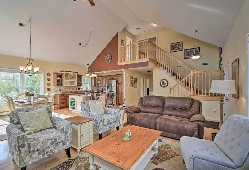 Inviting Lakefront Home: Seasonal Boat Dock!