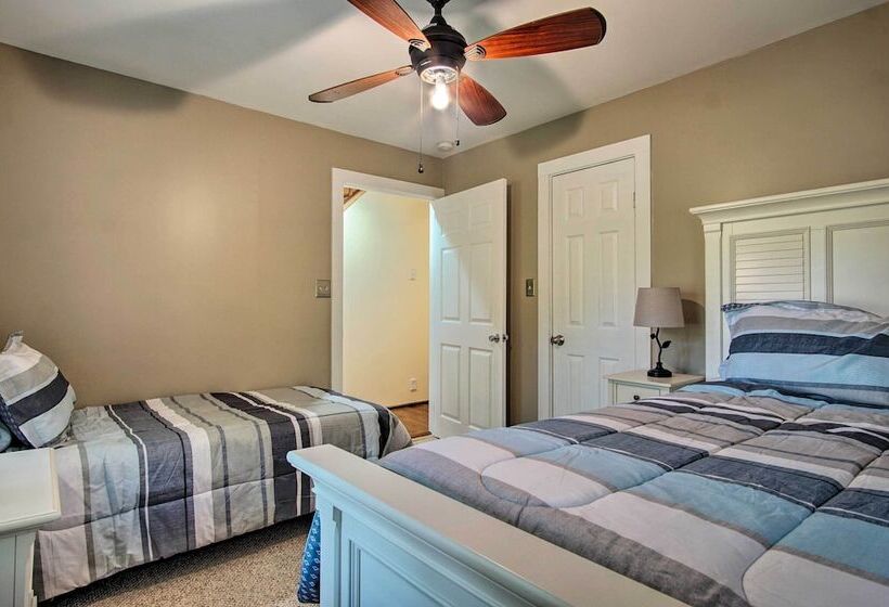 Large Home W/ Hot Tub < 1 Mi To Lake Michigan!