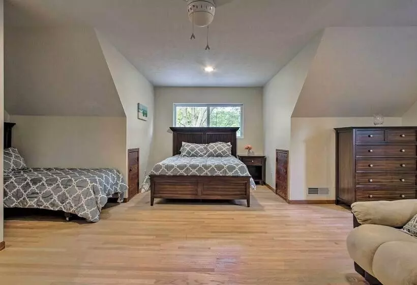 Large Home W/ Hot Tub < 1 Mi To Lake Michigan!