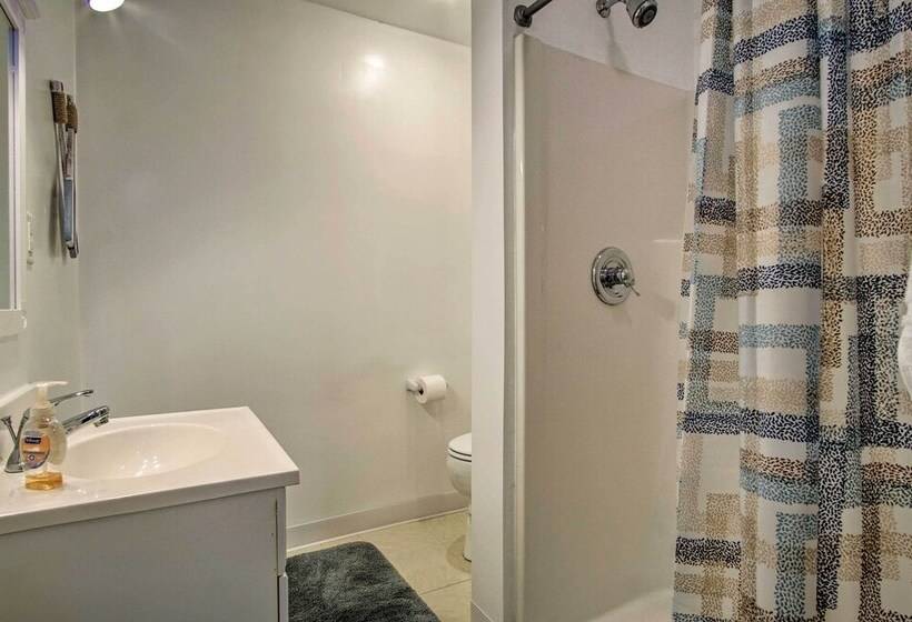 Large Home W/ Hot Tub < 1 Mi To Lake Michigan!