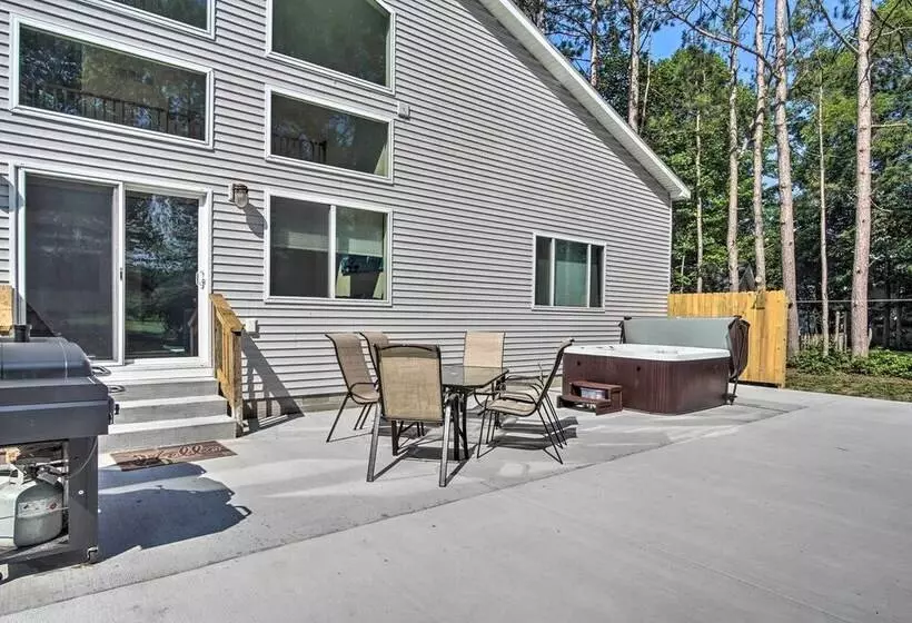 Large Home W/ Hot Tub < 1 Mi To Lake Michigan!