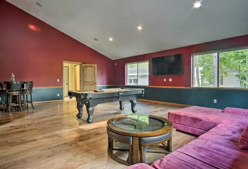 Large Home W/ Hot Tub < 1 Mi To Lake Michigan!