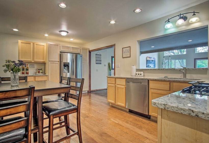 Large Home W/ Hot Tub < 1 Mi To Lake Michigan!