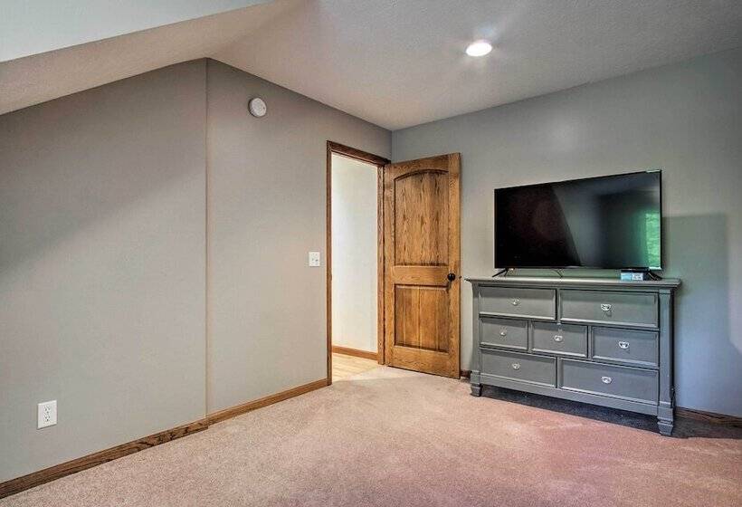 Large Home W/ Hot Tub < 1 Mi To Lake Michigan!