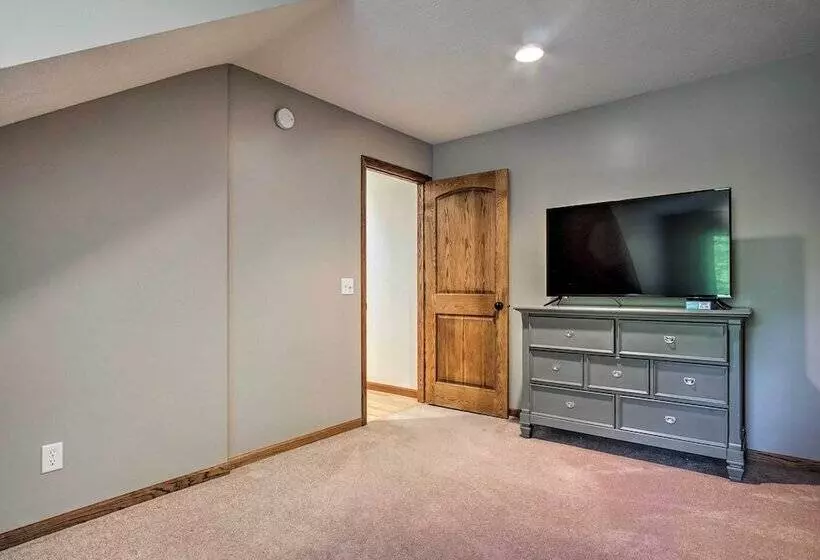 Large Home W/ Hot Tub < 1 Mi To Lake Michigan!