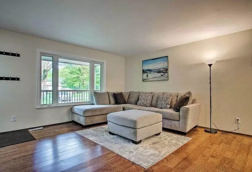 Large Home W/ Hot Tub < 1 Mi To Lake Michigan!