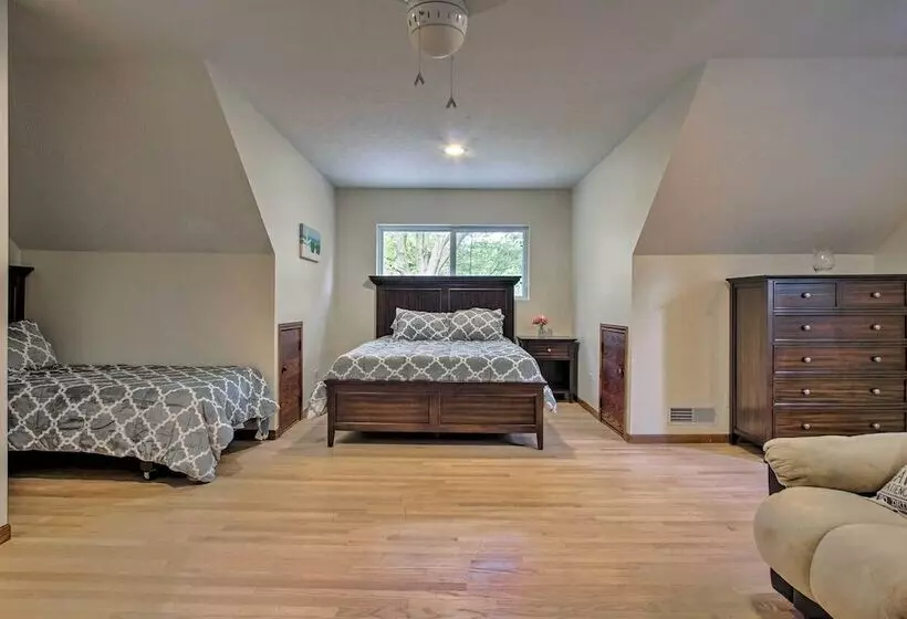 Large Home W/ Hot Tub < 1 Mi To Lake Michigan!