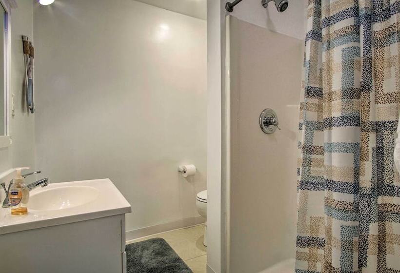 Large Home W/ Hot Tub < 1 Mi To Lake Michigan!