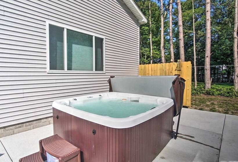 Large Home W/ Hot Tub < 1 Mi To Lake Michigan!