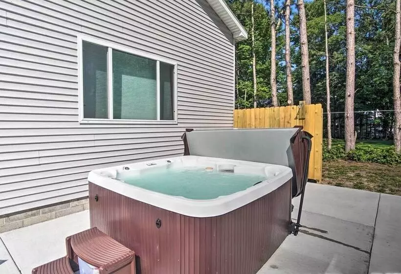 Large Home W/ Hot Tub < 1 Mi To Lake Michigan!