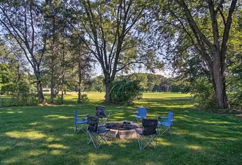 Large Home W/ Hot Tub < 1 Mi To Lake Michigan!