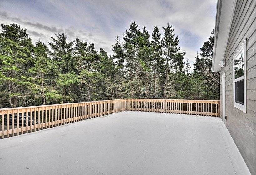 Oceanfront Retreat W/ Private Long Beach Access!