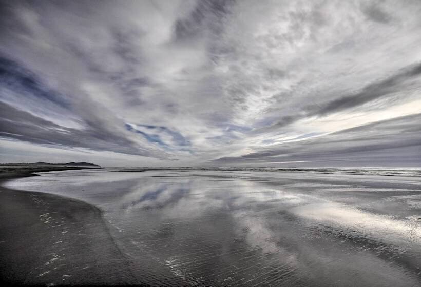 Oceanfront Retreat W/ Private Long Beach Access!