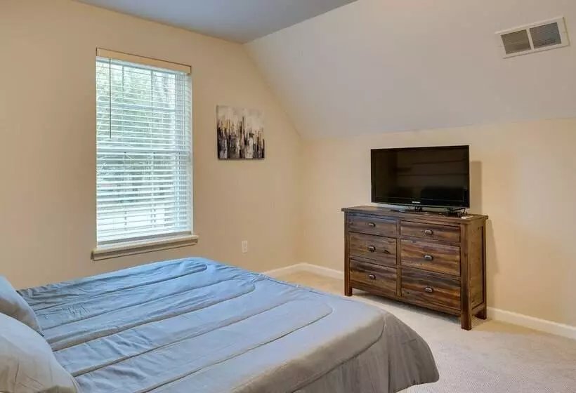 Hike & Ski: Pocono Lake Home W/ Community Perks!