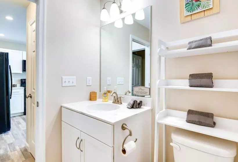 Hike & Ski: Pocono Lake Home W/ Community Perks!