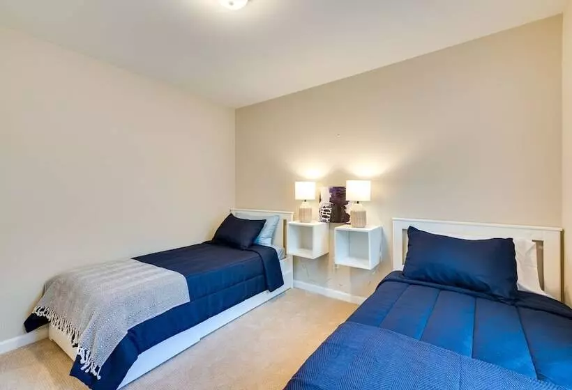 Hike & Ski: Pocono Lake Home W/ Community Perks!