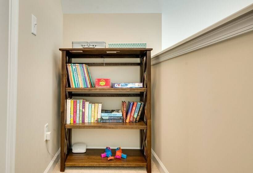 Hike & Ski: Pocono Lake Home W/ Community Perks!