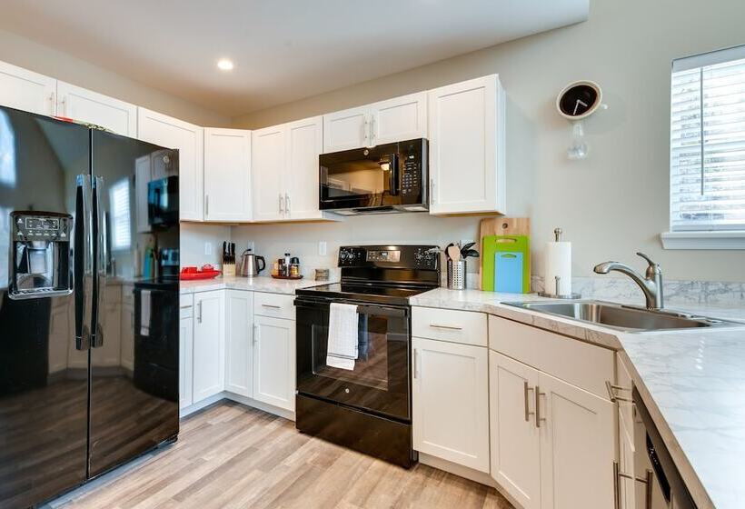 Hike & Ski: Pocono Lake Home W/ Community Perks!