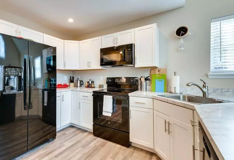 Hike & Ski: Pocono Lake Home W/ Community Perks!