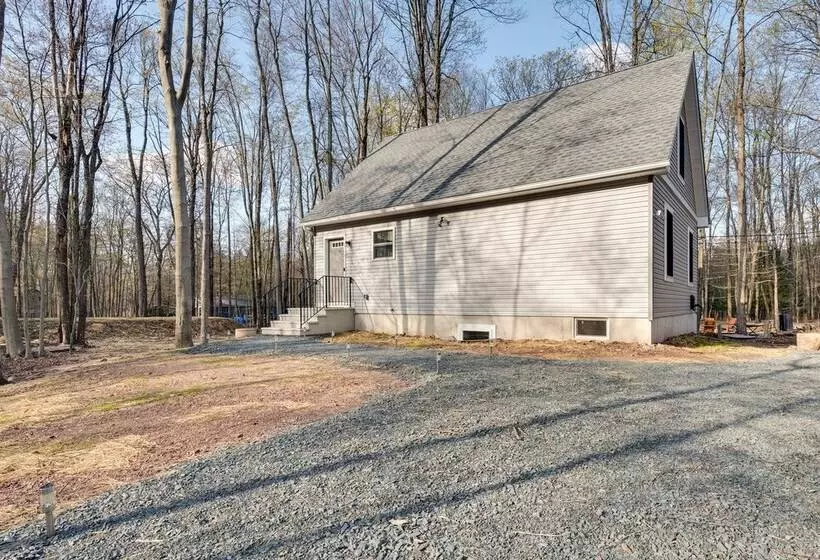 Hike & Ski: Pocono Lake Home W/ Community Perks!