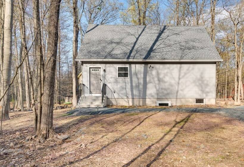 Hike & Ski: Pocono Lake Home W/ Community Perks!