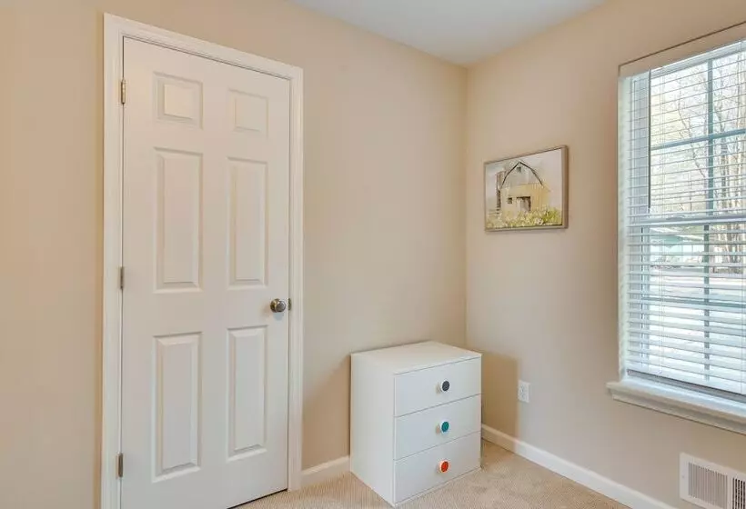 Hike & Ski: Pocono Lake Home W/ Community Perks!