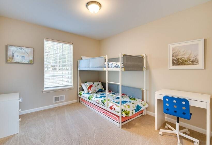 Hike & Ski: Pocono Lake Home W/ Community Perks!