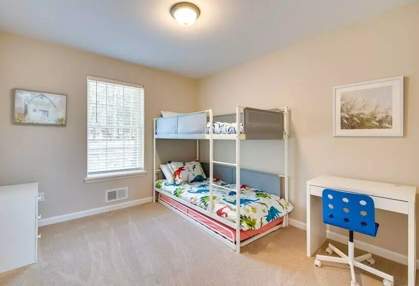 Hike & Ski: Pocono Lake Home W/ Community Perks!