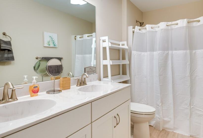 Hike & Ski: Pocono Lake Home W/ Community Perks!