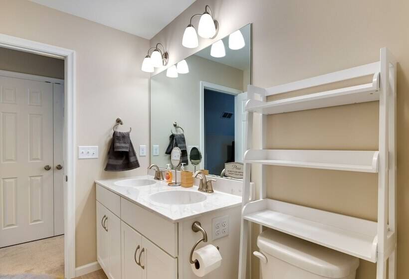 Hike & Ski: Pocono Lake Home W/ Community Perks!