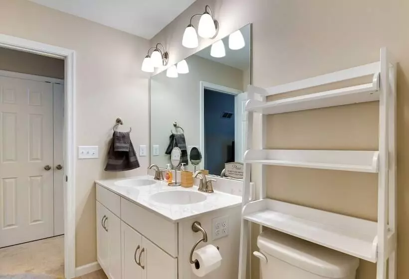 Hike & Ski: Pocono Lake Home W/ Community Perks!