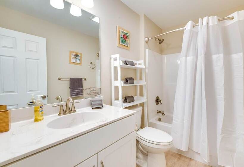 Hike & Ski: Pocono Lake Home W/ Community Perks!