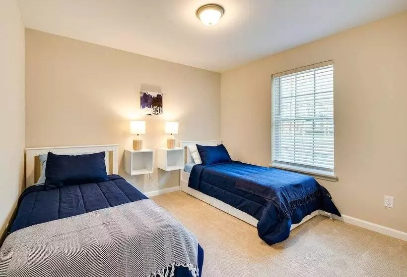 Hike & Ski: Pocono Lake Home W/ Community Perks!