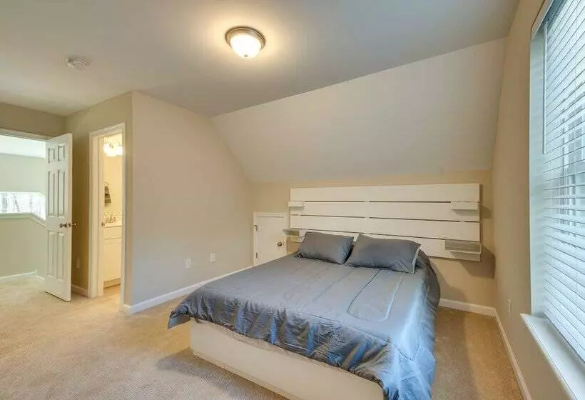 Hike & Ski: Pocono Lake Home W/ Community Perks!