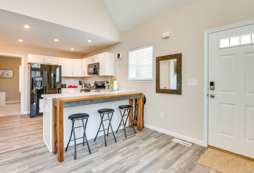 Hike & Ski: Pocono Lake Home W/ Community Perks!