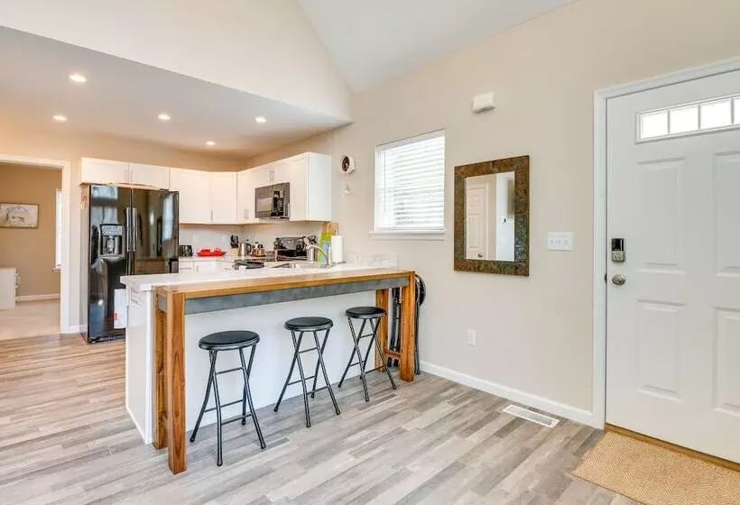 Hike & Ski: Pocono Lake Home W/ Community Perks!