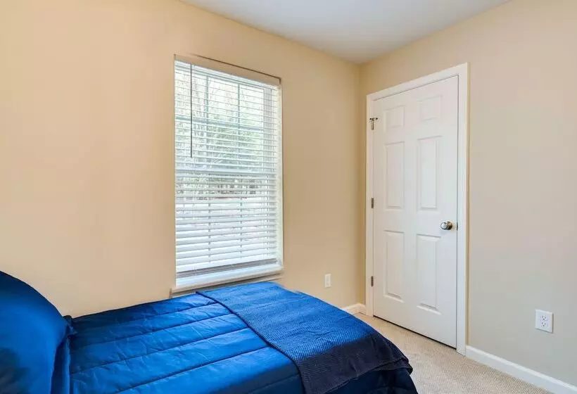 Hike & Ski: Pocono Lake Home W/ Community Perks!