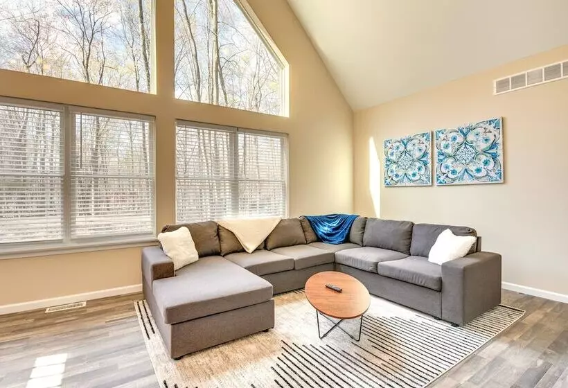 Hike & Ski: Pocono Lake Home W/ Community Perks!