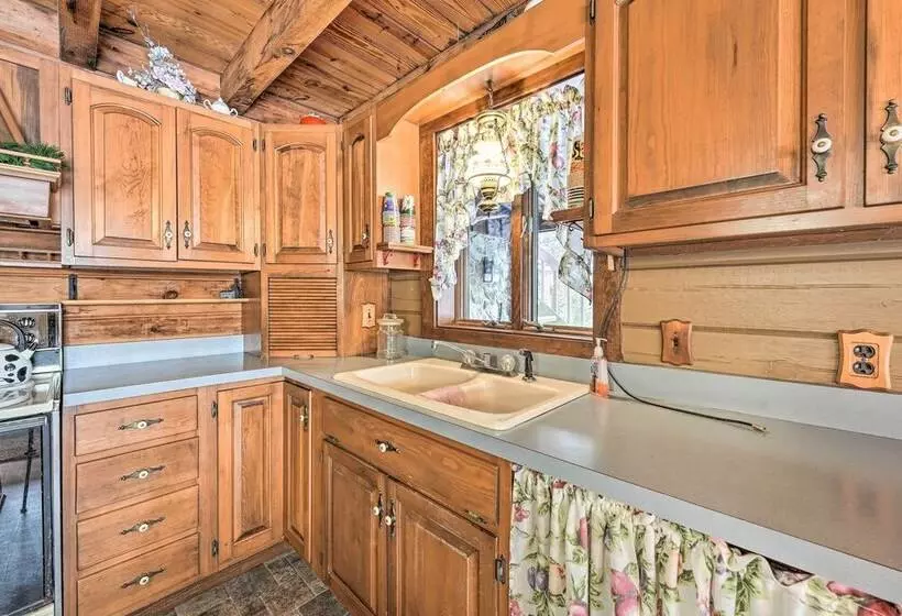 Primitive Goshen Pine Lodge With Fireplace!