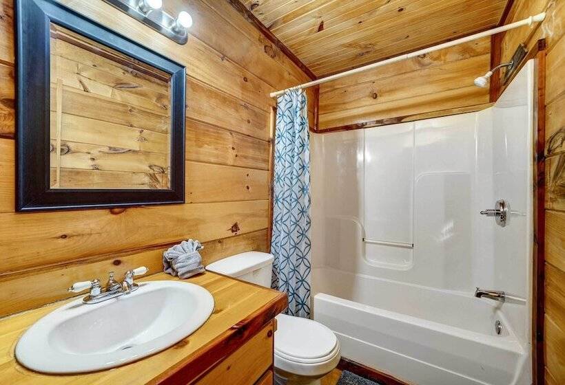 Private Broken Bow Cabin W/ Hot Tub + Gazebo!