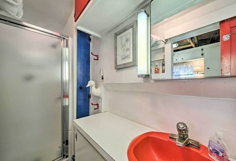 Quiet & Lovely Lakefront Cottage For Families!