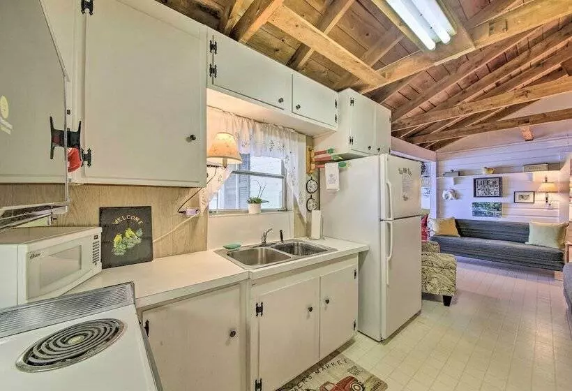 Quiet & Lovely Lakefront Cottage For Families!