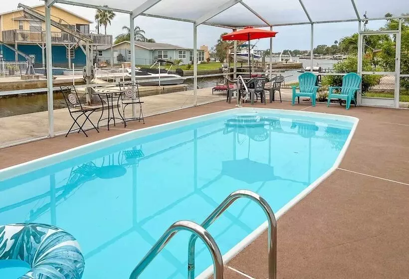 Renovated Port Richey Oasis W/ Lanai + Grill!