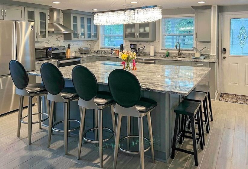 Renovated Port Richey Oasis W/ Lanai + Grill!