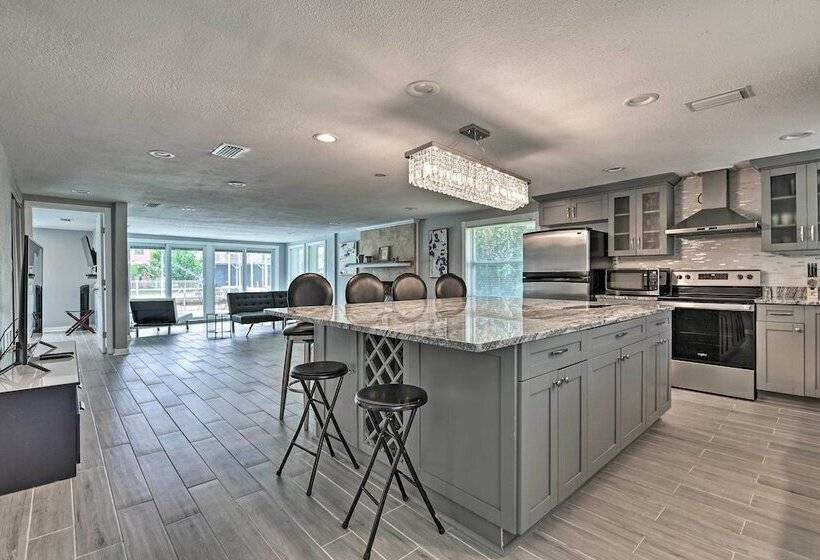 Renovated Port Richey Oasis W/ Lanai + Grill!