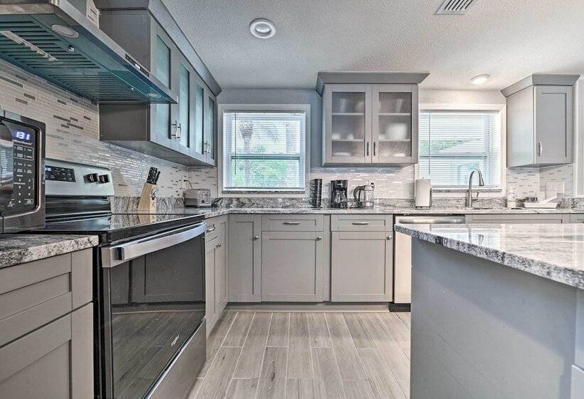 Renovated Port Richey Oasis W/ Lanai + Grill!